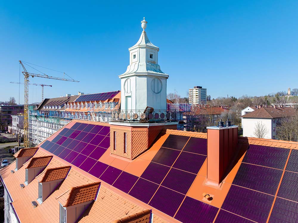 Dachsanierung Jägerkaserne Konstanz mit flächenbündiger PV‑Indachanlage und angepassten Photovoltaikmodulen — denkmalgeschützt, Ortgangblechen.