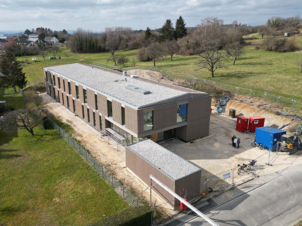 Montessori‑Kinderhaus in Holzrahmenbauweise mit Holzrahmenwänden, Dämmung und Akustikdecken — Montessori‑Kinderhaus, Holzrahmenbauweise, Dämmung.