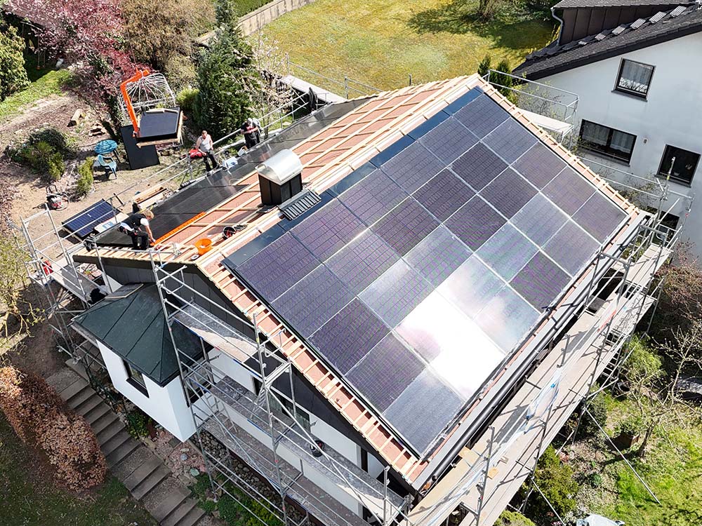 Dachumdeckung mit flächenbündiger PV‑Indachanlage auf saniertem Dach — PV‑Integration, nachhaltiges Energiekonzept, Dacheindeckung.