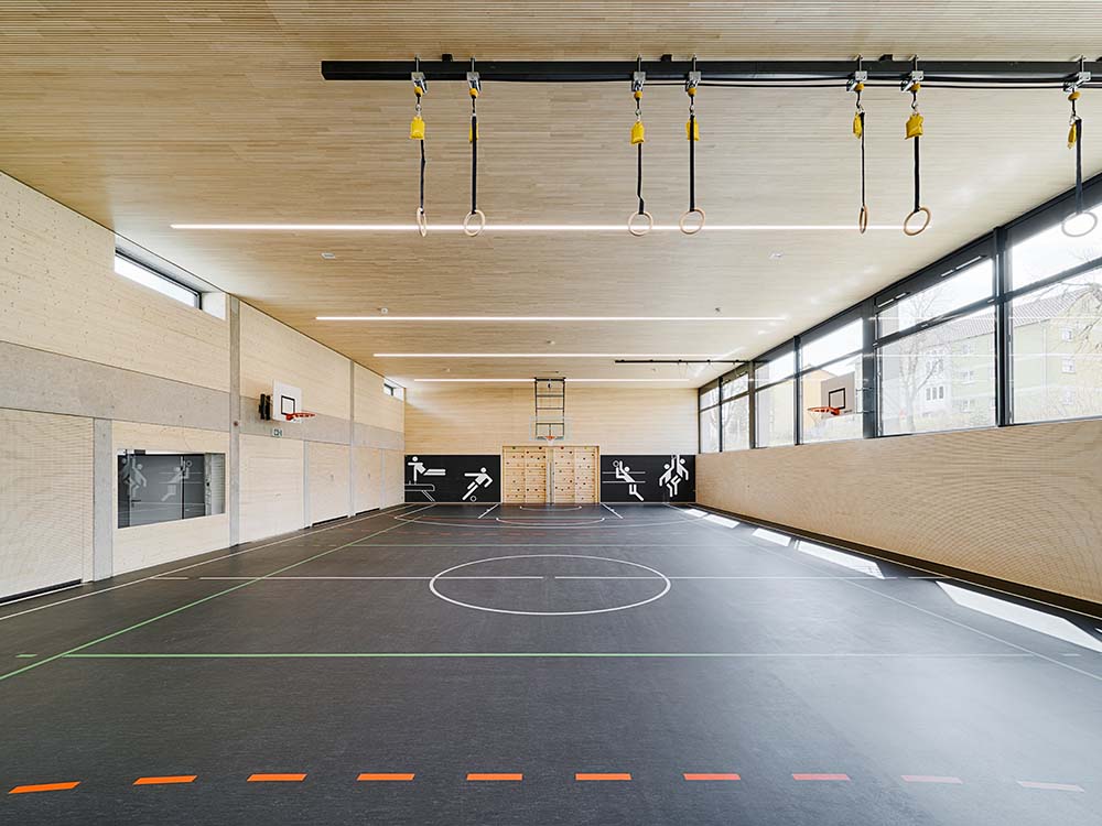 Turnhalle Eichendorfschule Donaueschingen mit montierten Prallwänden und Deckenpaneelen — Turnhalle, Sanierung, Prallwände, Deckenpaneele, Revisionsklappen.
