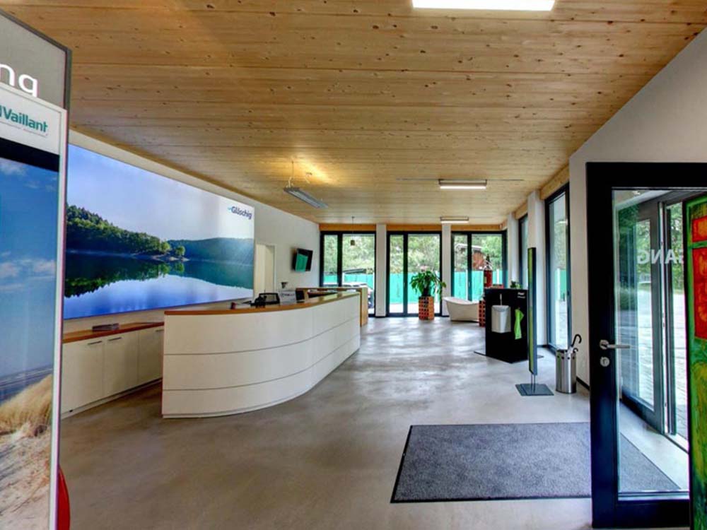 Innenaufnahme der Firma Gläschig in Villingen – moderner Objektbau aus Holz mit funktionalem Design und nachhaltiger Architektur.