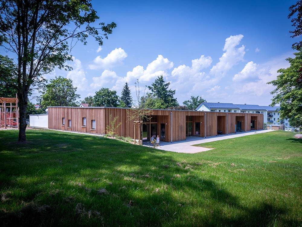 Kindergarten St. Konrad in Holzbauweise mit sichtbaren Wandoberflächen, Dachtragwerk und hochwertiger Außenfassade — Kindergarten, Holzbau.
