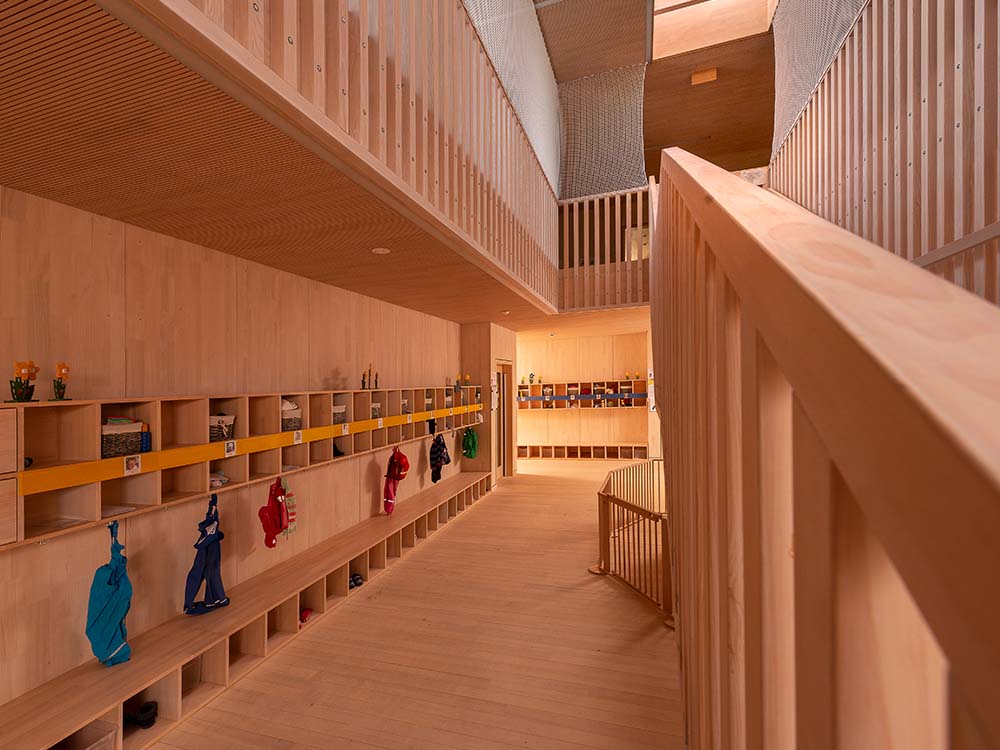 Kinderhaus Mönchweiler in Holzbauweise mit vorgefertigten Holzrahmenwänden, Innenausbau, Fassadenarbeiten und Flachdacharbeiten — Kinderhaus, Holzbau, Innenausbau.