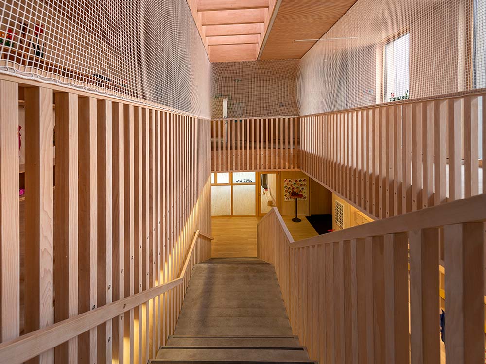 Kinderhaus Mönchweiler in Holzbauweise mit vorgefertigten Holzrahmenwänden, Innenausbau, Fassadenarbeiten und Flachdacharbeiten — Kinderhaus, Holzbau, Innenausbau.