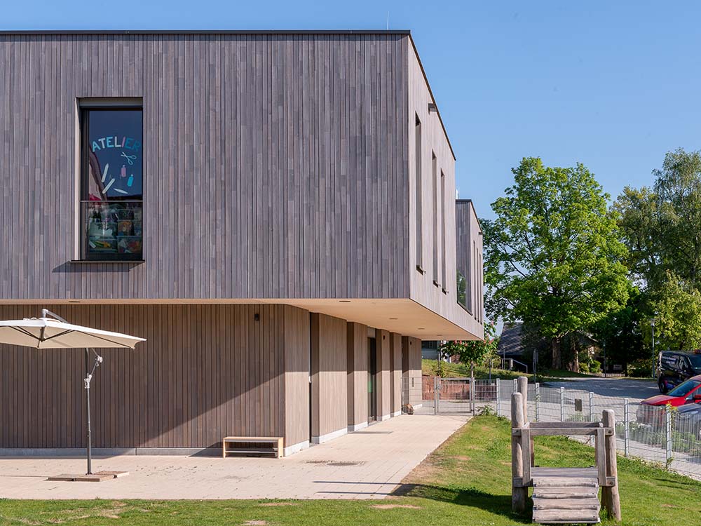 Kinderhaus Mönchweiler in Holzbauweise mit vorgefertigten Holzrahmenwänden, Innenausbau, Fassadenarbeiten und Flachdacharbeiten — Kinderhaus, Holzbau, Innenausbau.