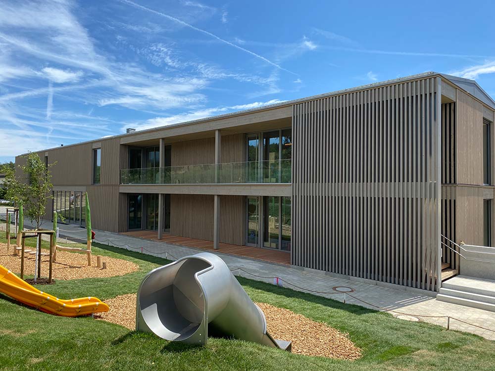 Montessori‑Kinderhaus in Holzrahmenbauweise mit Holzrahmenwänden, Dämmung und Akustikdecken — Montessori‑Kinderhaus, Holzrahmenbauweise, Dämmung.