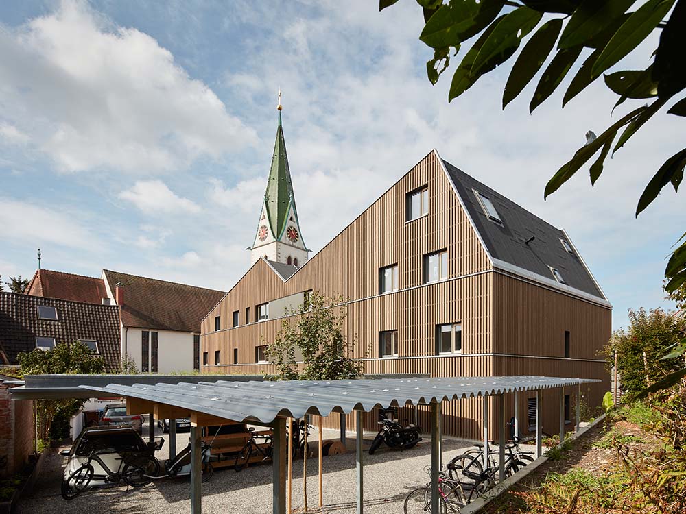 Fassadenarbeiten am Kennerweg 11 in Konstanz mit vertikaler Fichteschalung, Unterkonstruktion und Wärmedämmung — Fassadenarbeiten, Holzbauarbeiten, Wärmedämmung.