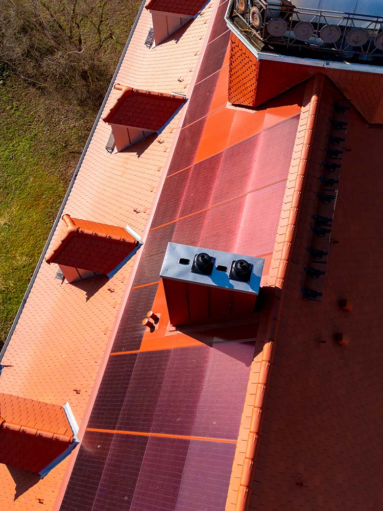 Dachsanierung Jägerkaserne Konstanz mit flächenbündiger PV‑Indachanlage und angepassten Photovoltaikmodulen — denkmalgeschützt, Ortgangblechen.