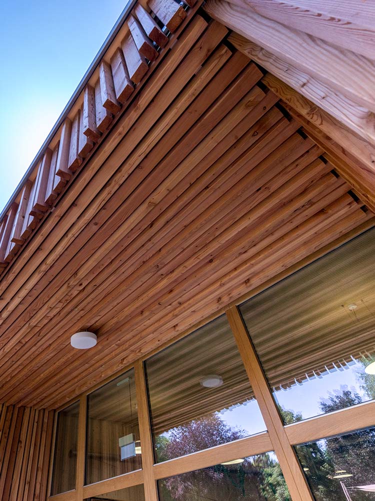 Kindergarten St. Konrad in Holzbauweise mit sichtbaren Wandoberflächen, Dachtragwerk und hochwertiger Außenfassade — Kindergarten, Holzbau.