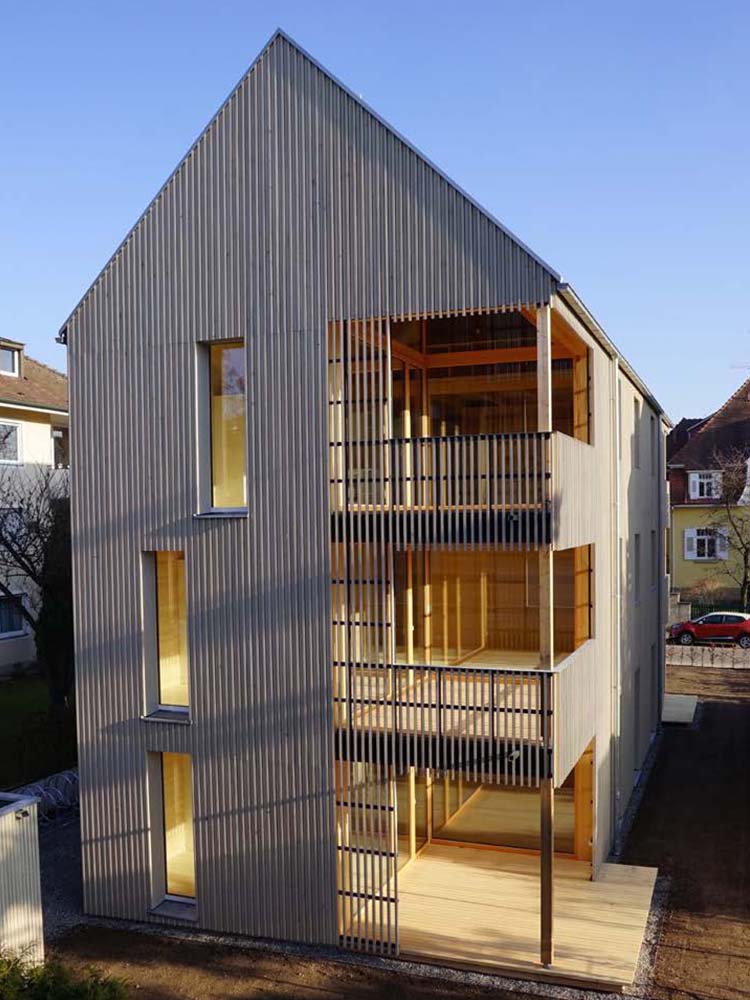 Stadt-Holzhaus Konstanz: prämiertes Holzrahmenbau Wohnhaus mit Schieferdach — Nachverdichtung, ökologische Ausrichtung.