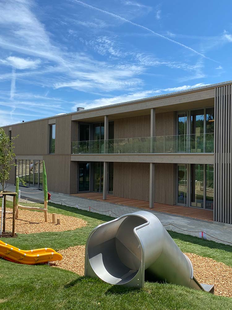 Montessori‑Kinderhaus in Holzrahmenbauweise mit Holzrahmenwänden, Dämmung und Akustikdecken — Montessori‑Kinderhaus, Holzrahmenbauweise, Dämmung.