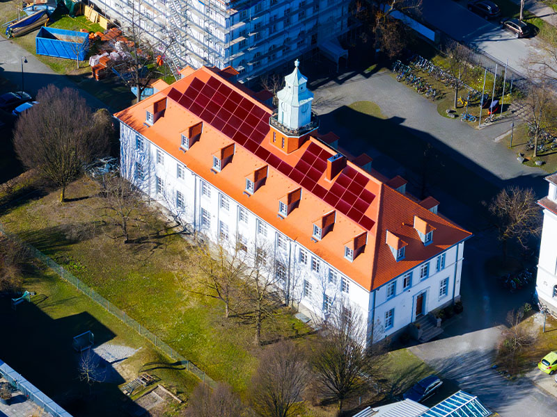 Luftaufnahme der Jägerkaserne Konstanz mit moderner PV-Indachanlage – Ettwein realisiert die denkmalgerechte Dachsanierung mit Fokus auf nachhaltigen Holzbau und energieeffiziente Lösungen.