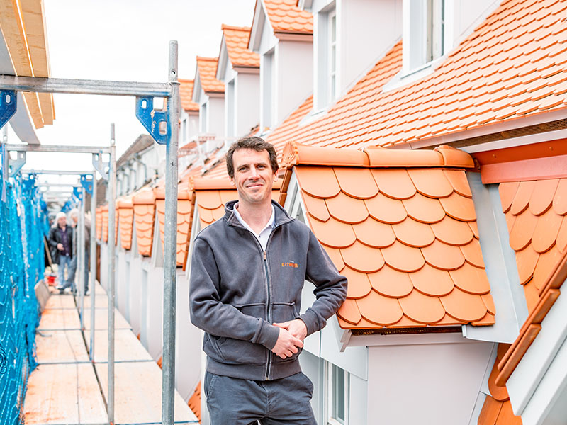 Steffen Ettwein bei der Denkmalsanierung der Jägerkaserne Konstanz – Restaurierung des Dachs unter Denkmalschutz mit moderner Solarenergie.