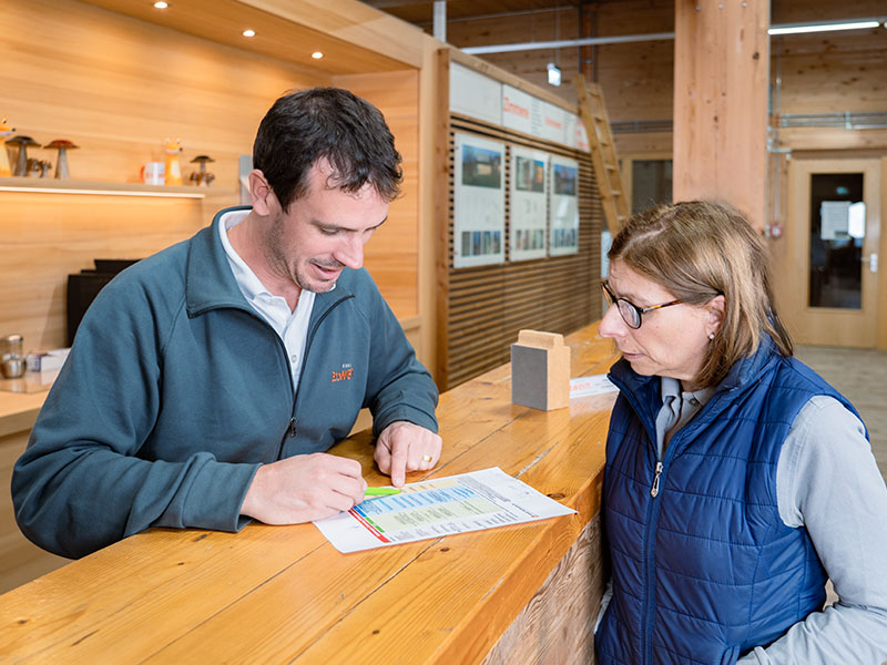 Steffen Ettwein bei der Beratung mit einer Kundin zum Thema Energieeffizienz, KfW-Förderung und energetische Sanierung.