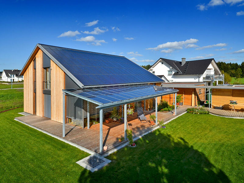 Familienhaus aus Holz mit großem Garten und Terrasse – nachhaltiges, schlüsselfertiges Eigenheim von Ettwein.