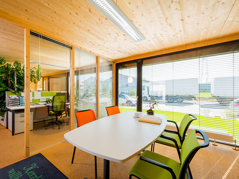 Innenaufnahme eines modernen Bürogebäudes in Holzbauweise von Ettwein mit Holzwänden, Holzdecke und Holzfußboden – nachhaltige Architektur und angenehmes Raumklima.