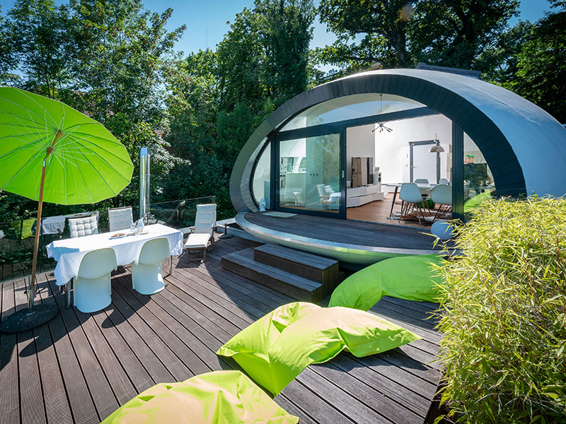 Außenaufnahme des Wohn-Ei „Parasit“ am Bodensee – ein innovatives Holzbauprojekt von Ettwein mit organischer Form, energieeffizienter Bauweise und handwerklicher Präzision aus Zimmerei und Schreinerei.