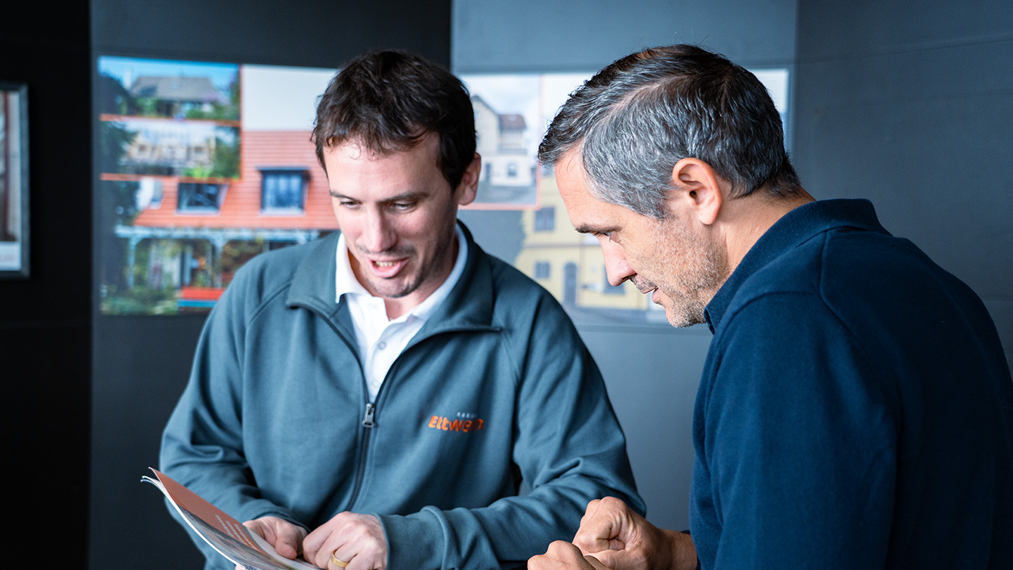 Steffen Ettwein im Beratungsgespräch mit einem Kunden – persönliche Planung und Beratung im Holzbau für Gewerbe, Büros, Hotels und Verwaltungsgebäude.