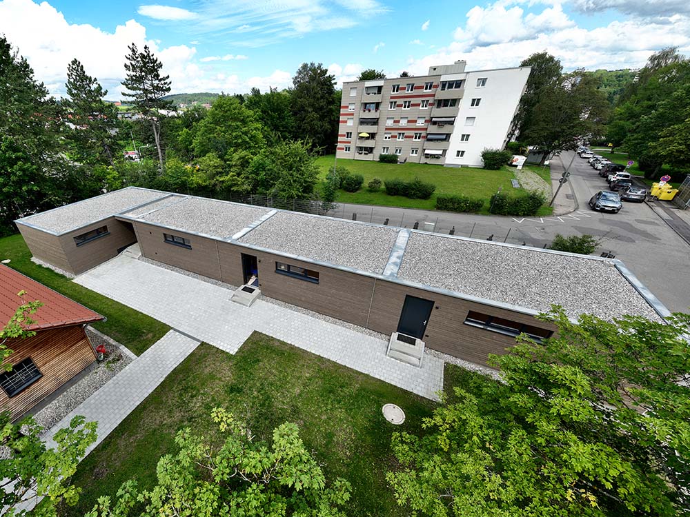 Modulbau Carl‑Orff‑Schule vorgefertigte Holzmodule beim Transport und Montage für Erweiterungsbau — Modulbau, Erweiterungsbau, Holzbauweise, vorgefertigt.