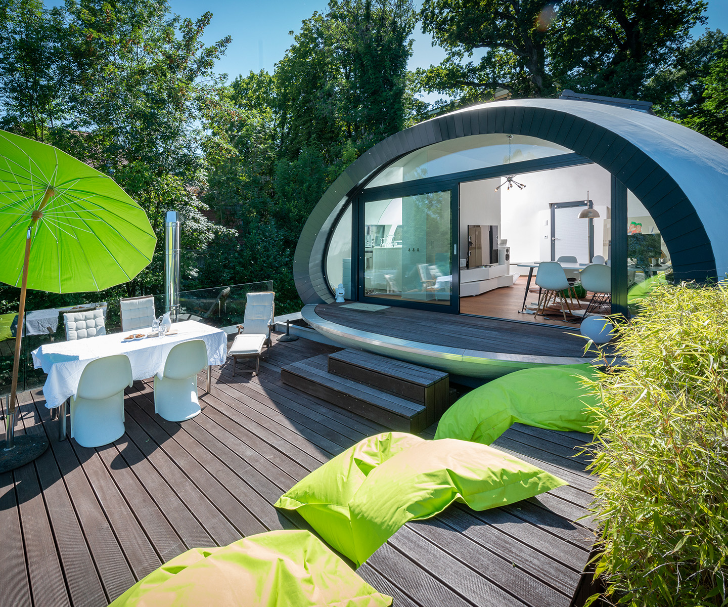 Außenaufnahme des Wohn-Ei „Parasit“ am Bodensee – modernes Holzhaus mit innovativem Design als nachhaltiger Neubau im Holzbau.