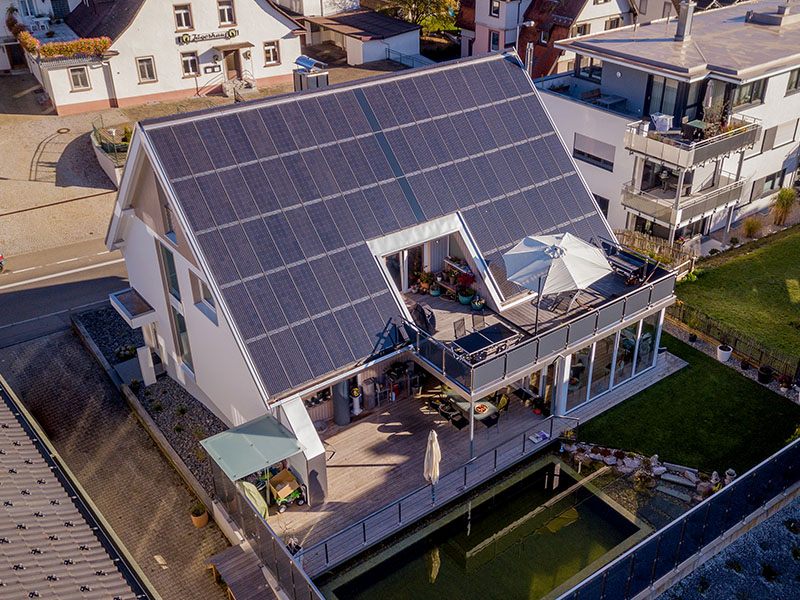 Außenaufnahme eines modernen KfW-Effizienzhauses in nachhaltiger Holzbauweise von Ettwein – energieeffizient, klimafreundlich und handwerklich präzise umgesetzt.