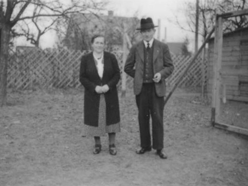 Schwarzweiß‑Foto von Elisabeth und Albert Ettwein im Garten — historische Aufnahme der Ettwein Familiengeschichte, Zimmerei und Handwerksbetrieb.