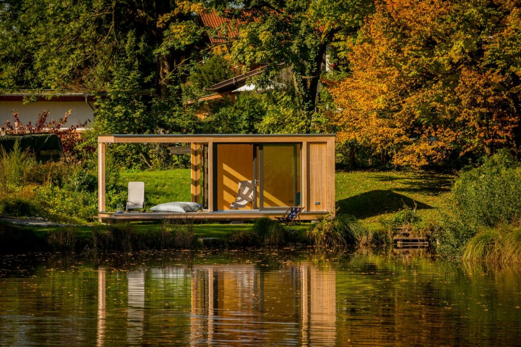 Design Gartenhaus auf bayerischem Seegrundstueck