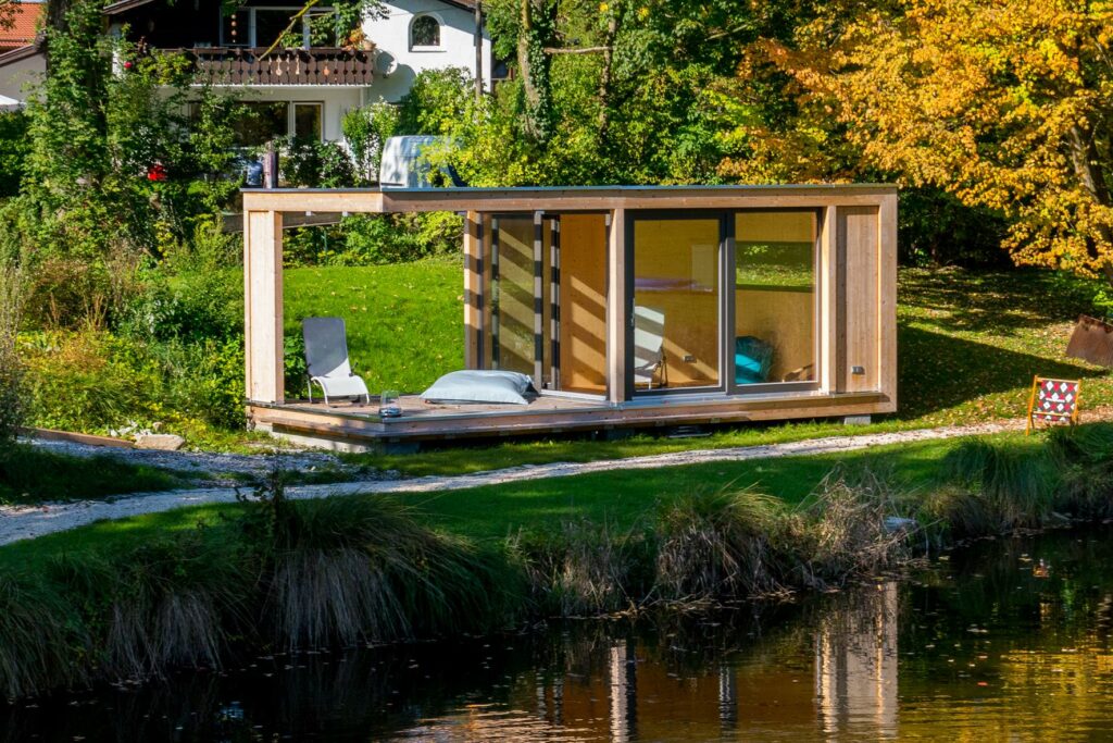 Design Gartenhaus auf bayerischem Seegrundstueck