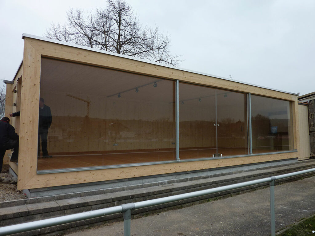 Design Gartenhaus mit grosser Glasfront